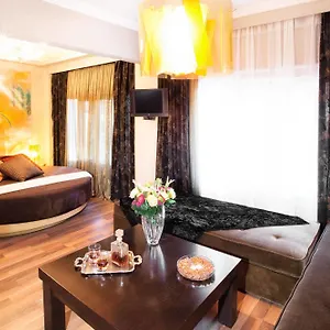 Ξενοδοχείο Plaza Hotel, Philian And